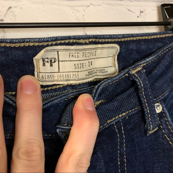 Free People Clean Girlfriend High Rise Cropped Jeans Dark Wash Size 24 - Picture 7 of 8